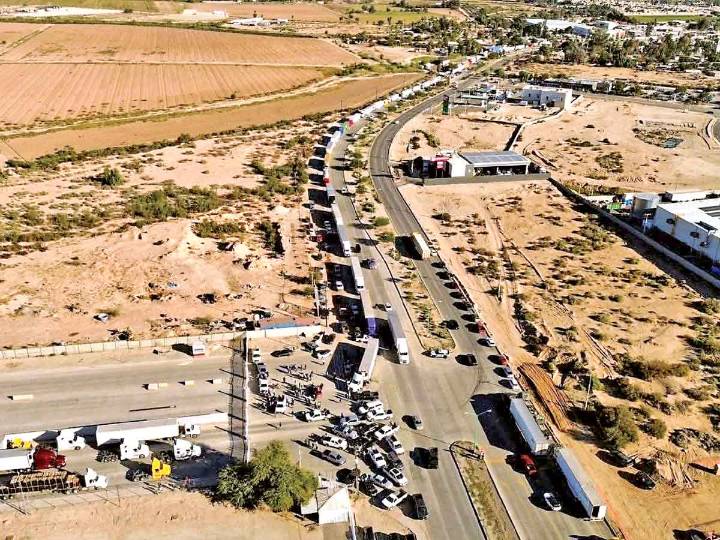 Bloqueo en garita deja 300 mdp en pérdidas; $100 millones al día, advierte el CCE