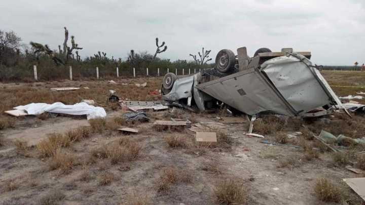Dos Jóvenes Mueren en Volcadura en la Carretera Cerritos