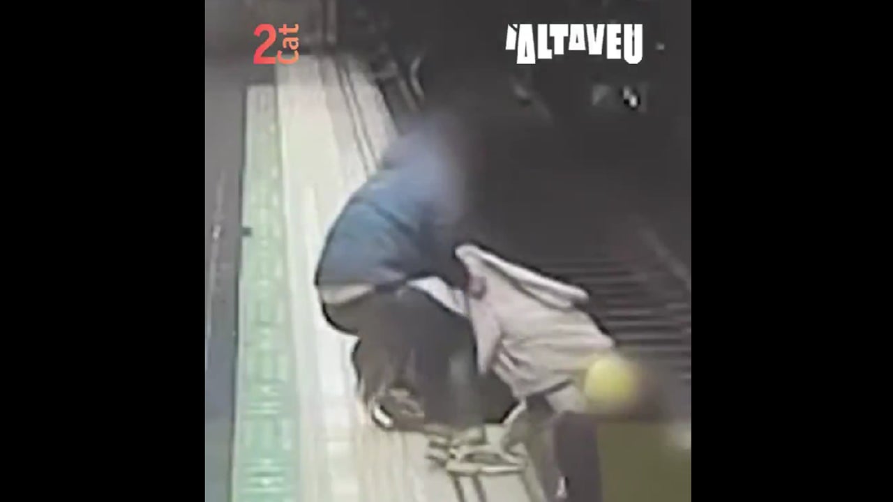 VÍDEO: El heroico rescate de una agente de los Mossos que saltó a las vías del metro para salvar a un hombre
