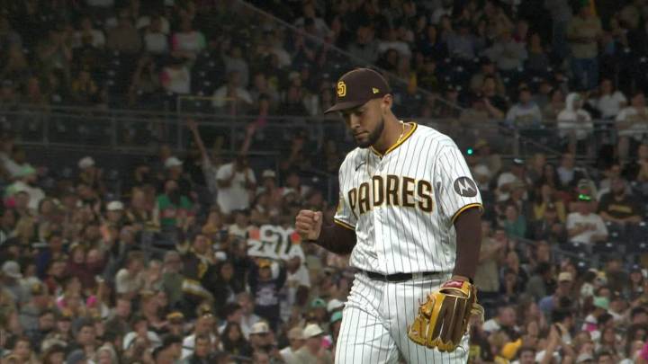 Robert Suárez firma con Bravos