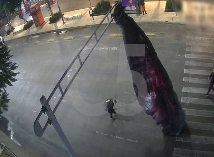 Paracaidista aterriza en semáforo y provoca movilización en CDMX