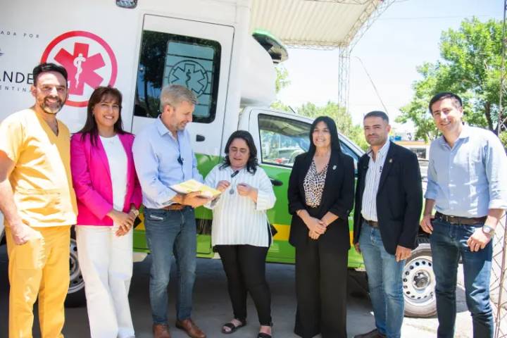 Frigerio entregó una ambulancia y anunció obras para el hospital de Feliciano