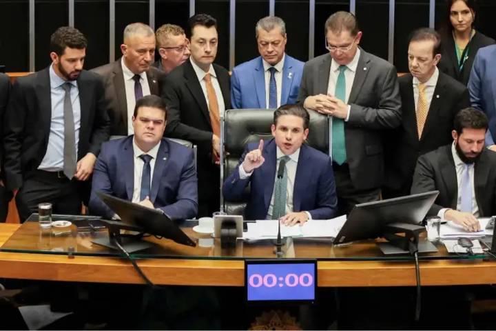 Congreso de Brasil aprueba polémico proyecto que puede reducir la pena de Jair Bolsonaro