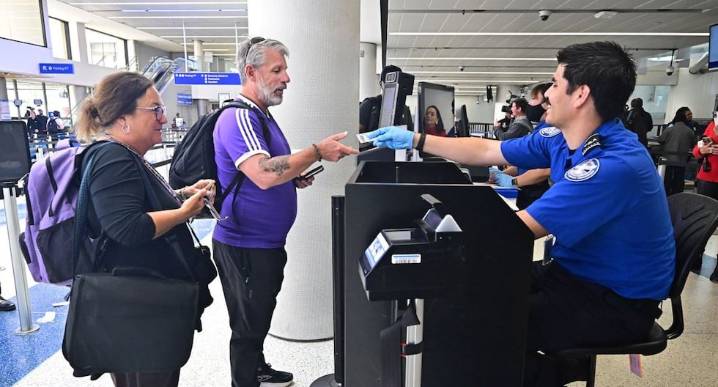 Viajar sin REAL ID o pasaporte te saldrá caro: por qué la TSA cobrará US$45 desde 2026