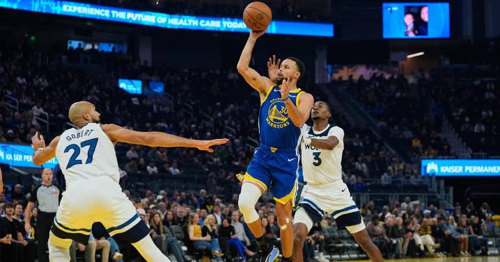 Curry scores 39 in return but Timberwolves top Warriors 127