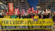 Manifestación en Valencia: La huelga saca a la calle a uno de cada cinco profesores y a miles de familias