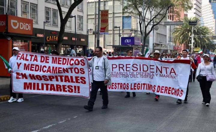 ‘Dimos la vida por la patria’: militares retirados toman Reforma y llegan al Zócalo en protesta