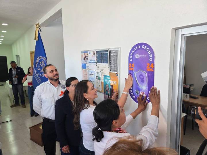 Capital coloca letreros de “espacio seguro” en edificios municipales