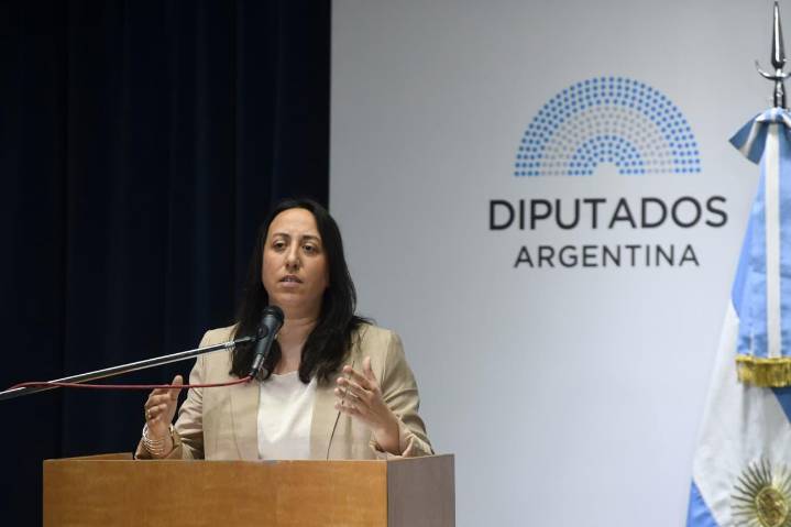 La quilmeña Sotolano llevó al Congreso la ley que reconoce a los animales no humanos como seres sintientes