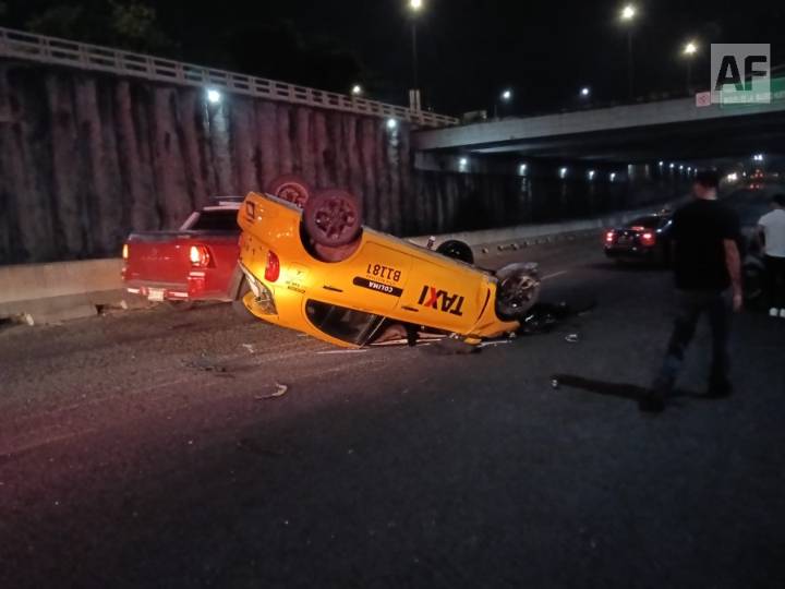 Taxi vuelca en Paseo Miguel de la Madrid; conductor es trasladado en código verde en Villa de Álvarez