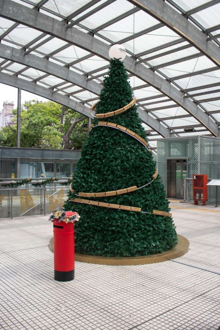 El Subte celebra la Navidad con un árbol gigante y acciones en todas las líneas