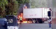 Incendian dos vehículos que transportaban alimentos en la vía entre Risaralda y Chocó: señalan al Eln