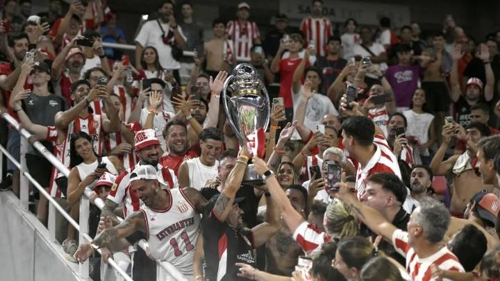 No le importó la sanción: Juan Sebastián Verón levantó el trofeo en la tribuna
