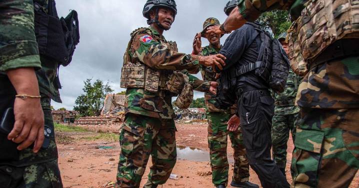 Tailandia bombardea posiciones de Camboya en la frontera y destruye un centro de control de drones