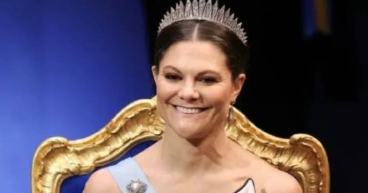 Victoria de Suecia repite el vestido que lució su madre hace 31 años en los Nobel