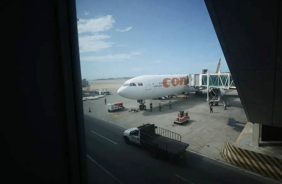 ¿Qué implica la restricción de la FAA sobre el espacio aéreo venezolano y cómo afecta al país?