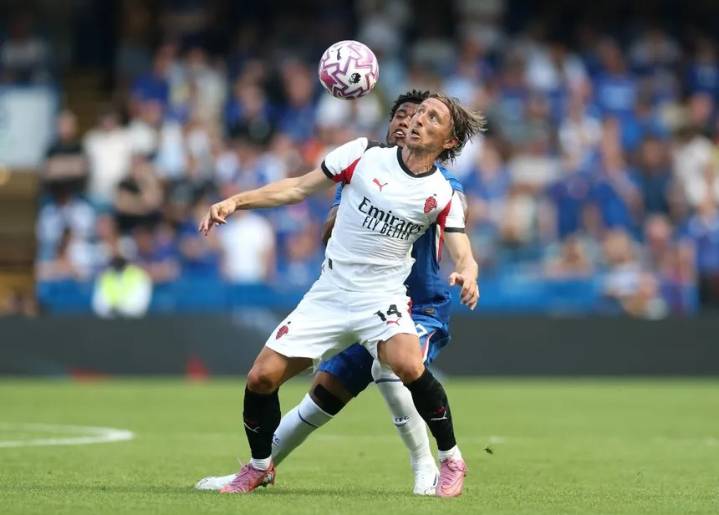 AC Milan naufraga en la Copa sin Santi Giménez