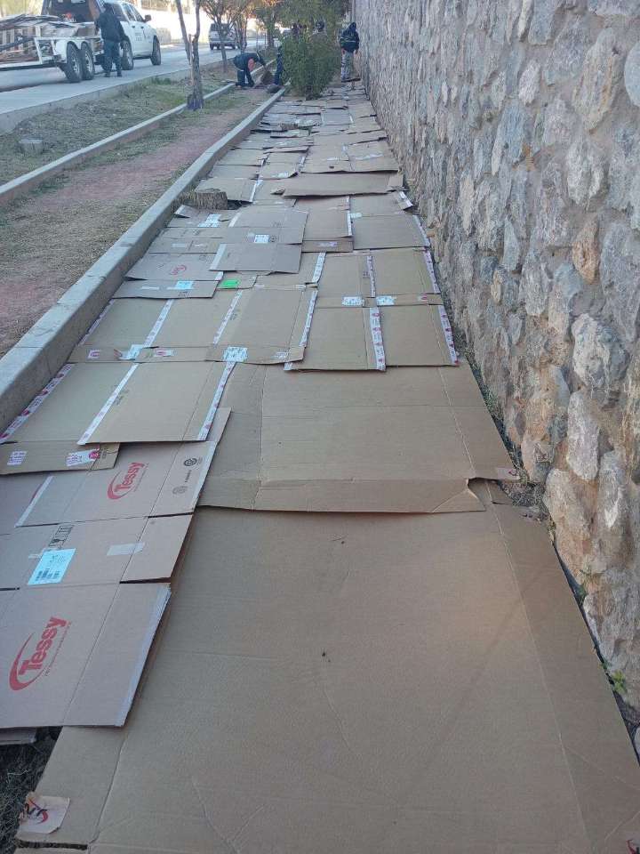 Colocan material cubre suelo en andadores de Camino a Escudero