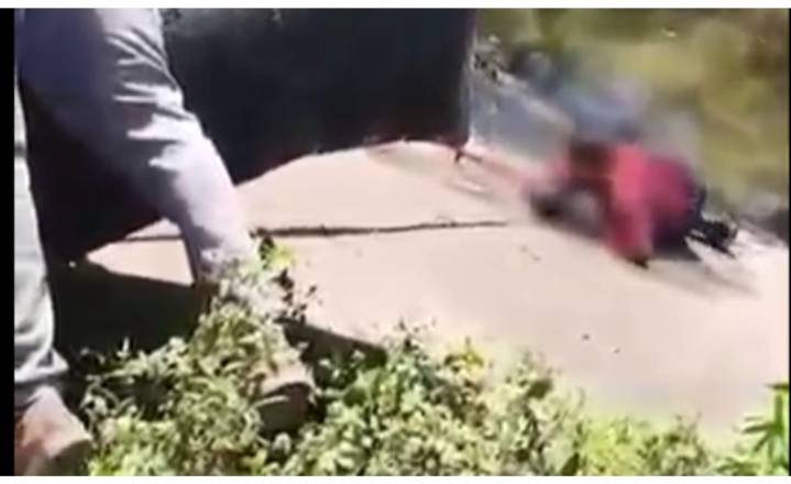 Rescatan a un hombre que cayó a canal de aguas negras en Iztapalapa