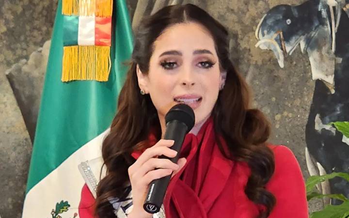 En su primera visita institucional como Miss Universo, Fátima Bosch refrenda compromiso con migrantes