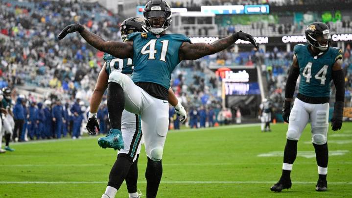 Daniel Jones hurt in Jaguars' 11th consecutive home win against the Colts, 36