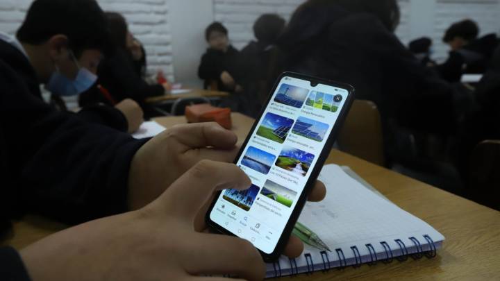 A un paso de ser ley: Congreso aprueba norma que prohíbe el uso de celulares en colegios