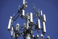 Who has the best coverage? New FCC data compares Verizon, T