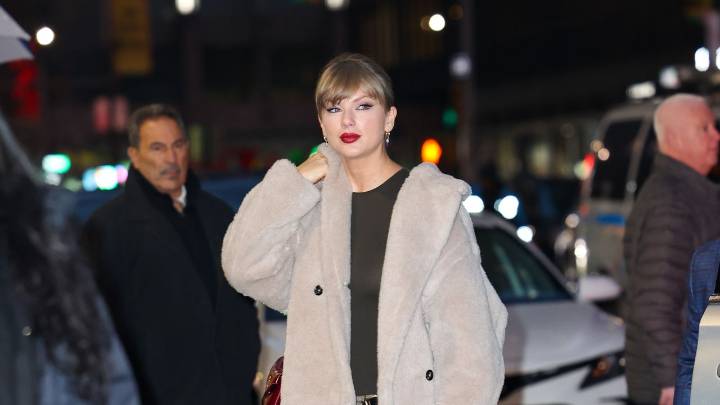 Even in Wintry Weather, Taylor Swift Remains Committed to the Miniskirt