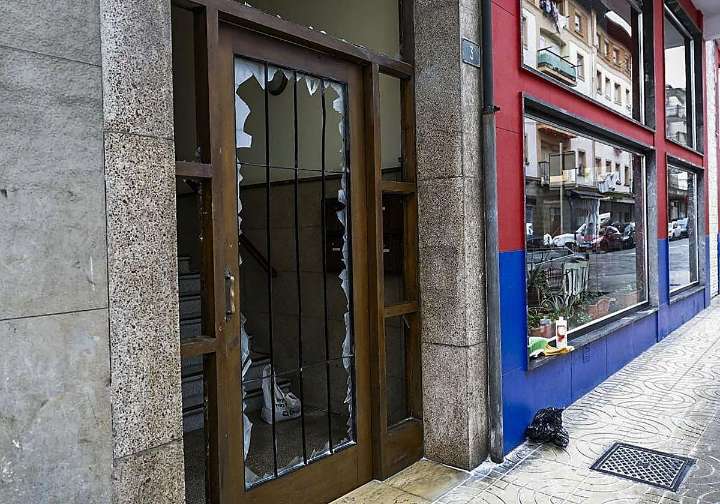 Noche de altercados en Torrelavega: cristales rotos en un portal y polvo de extintores en la acera en La Inmobiliaria