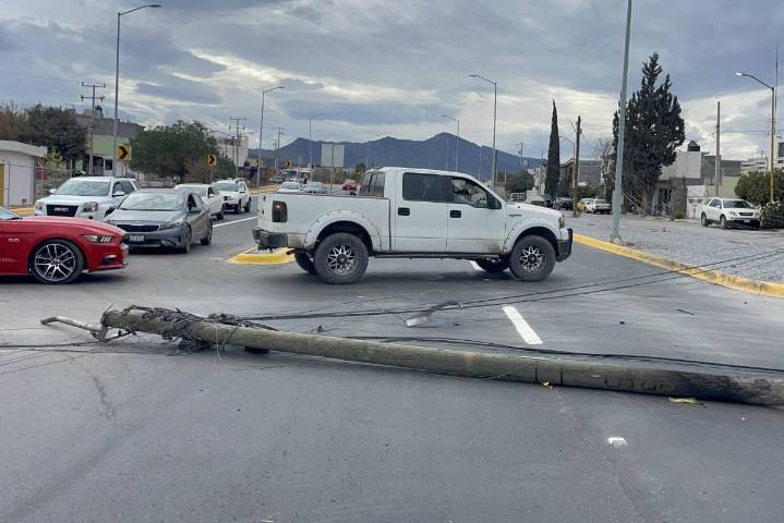 No duró nada: ‘estrena’ tráiler prolongación Nazario Ortiz Garza tumbando un poste de luz