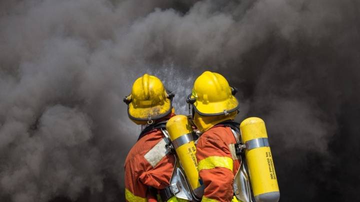 Arden dos camionetas huachicoleras en Pachuca; una estaba conectada a ductos de Pemex para robar gasolina