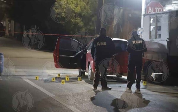 Hombre es ejecutado a bordo de su auto en Juárez
