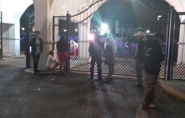 Empleados de Whirlpool se quedan fuera de su posada tras cierre de accesos