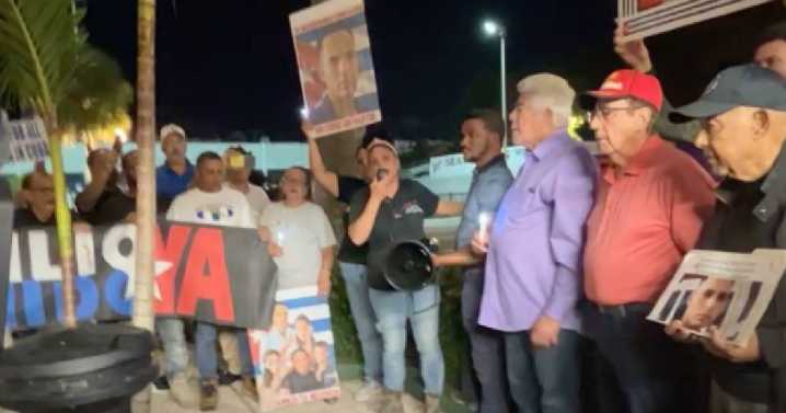 Vigilia mambisa de Miami por Yosvany Rosell la noche en que depuso su huelga de hambre