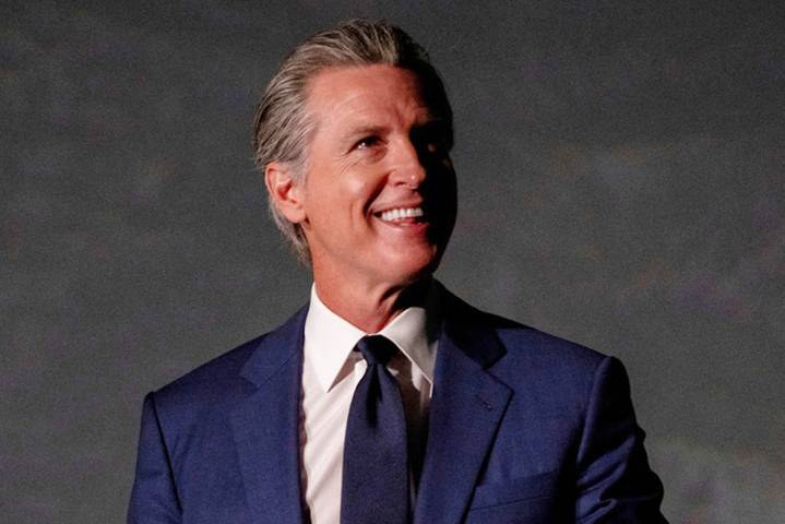 Gavin Newsom se mofa de Donald Trump y publica un video creado con IA donde aparece esposado