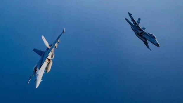 Dos aviones de guerra F-18 de los Estados Unidos sobrevuelan espacio aéreo venezolano
