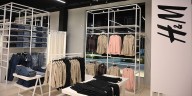 Una cadena de supermercados empezó a vender ropa de H&M: en qué locales y a qué precios se pueden encontrar las prendas