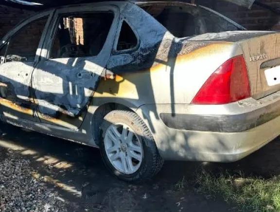 Se incendió un vehículo en el patio trasero de una vivienda en Senillosa