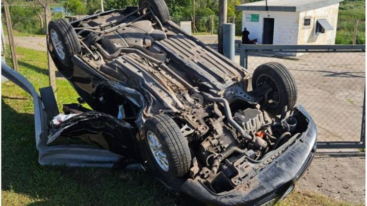 Circunvalación Oeste: perdió el control, volcó y terminó contra el cerco de una Casa Bomba