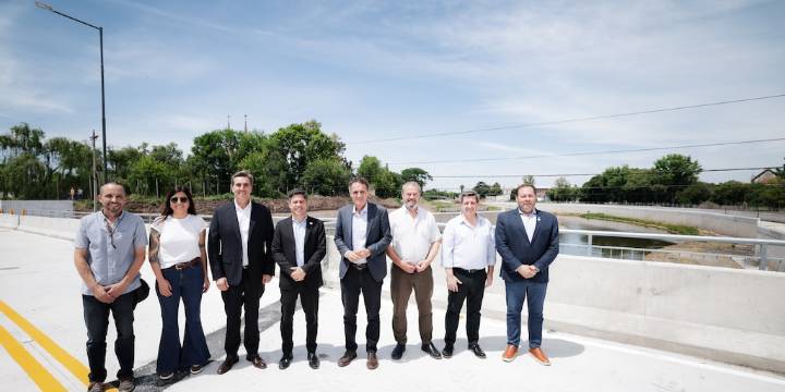 Kicillof inauguró un puente sobre el río Luján y volvió a cuestionar la falta de obra pública en PBA