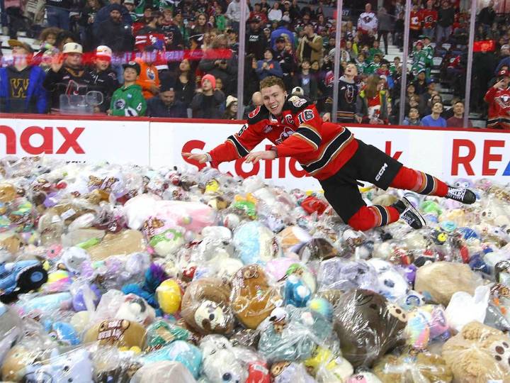 30,000 for 30: Calgary Hitmen set record Teddy Bear Toss goal