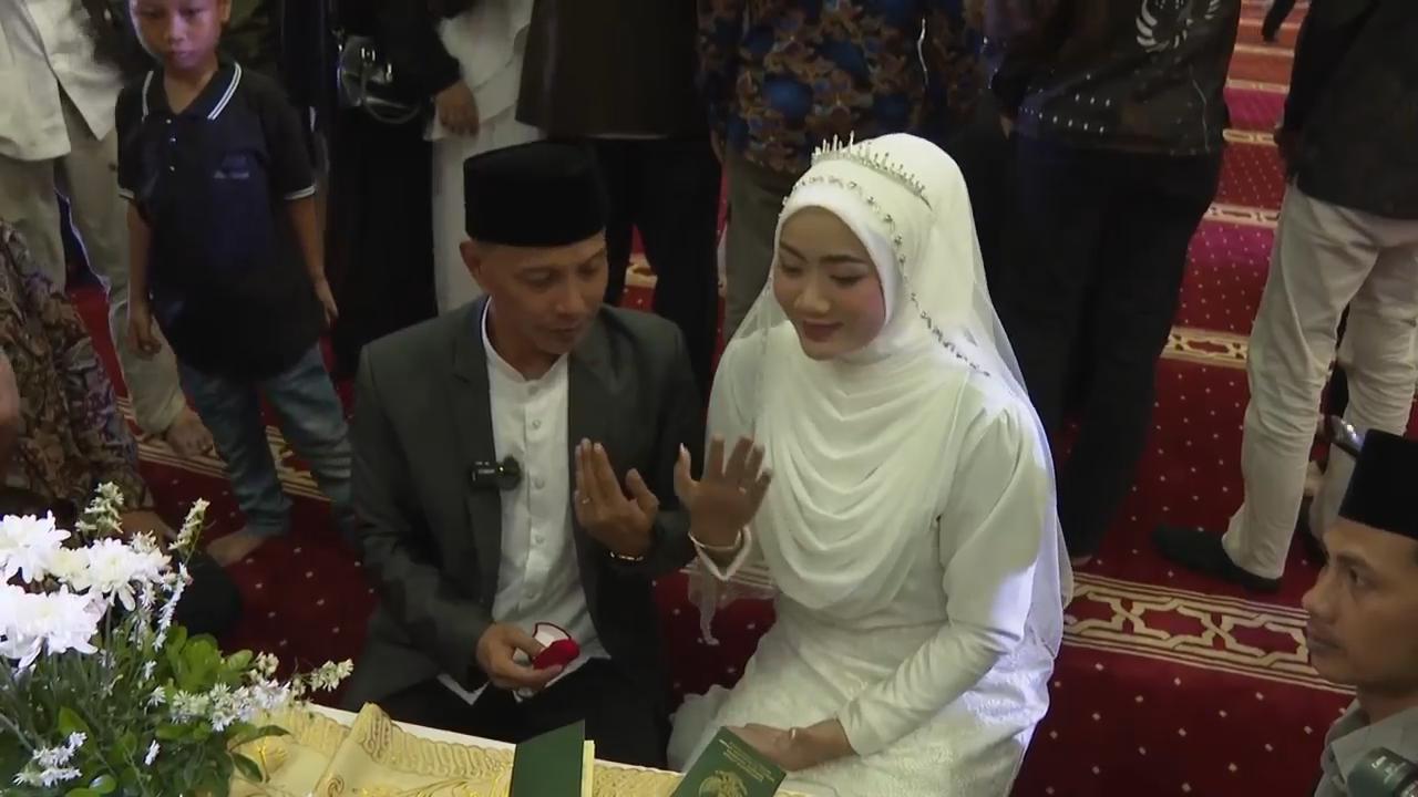 51 couples tie the knot in Indonesian mass wedding ceremony