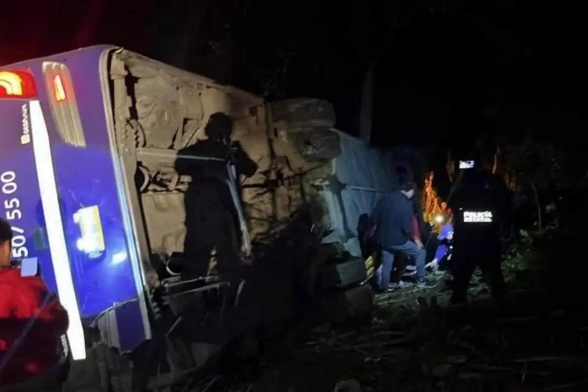 Vuelca autobús en Hidalgo: reportan al menos cinco personas sin vida y 24 más heridas