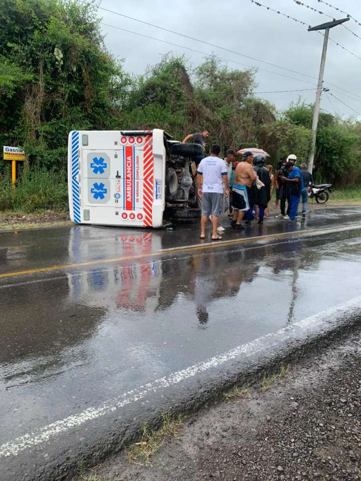 Volcó una ambulancia sobre la Ruta Nacional 51