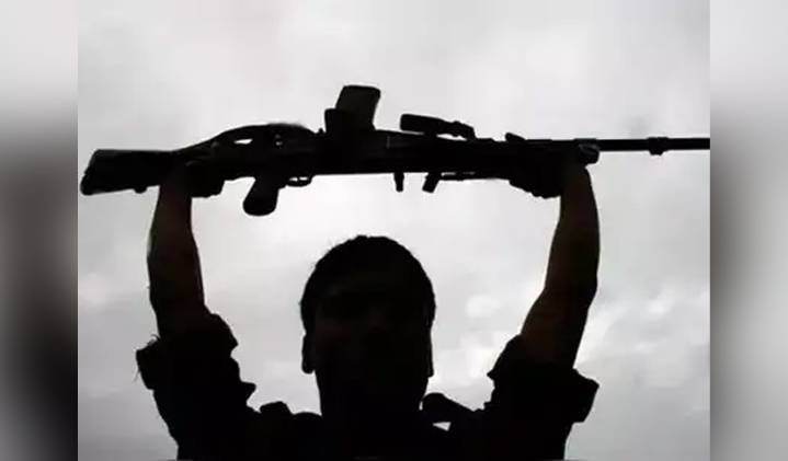 Eleven Naxalites with Rs 82 lakh bounty surrender before Maharashtra DGP