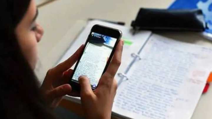 A partir de 2026 se prohíbirá uso de dispositivos móviles en salas de clases tras despacho de ley
