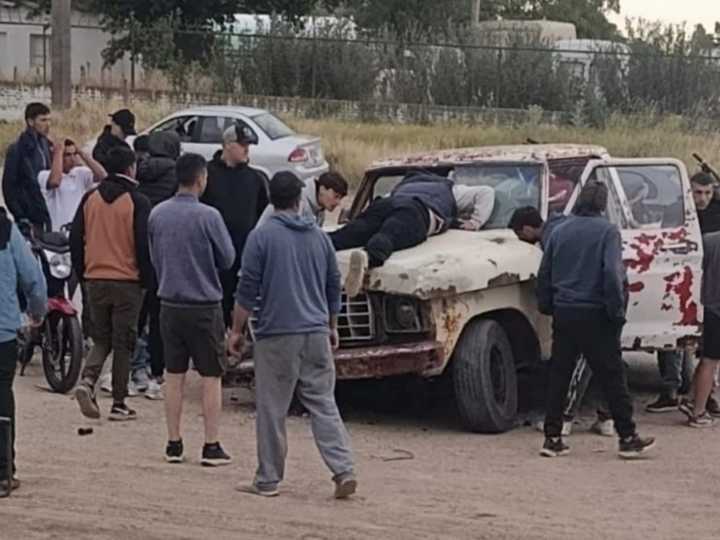 Corría una picada en moto y terminó incrustado en el parabrisas de una vieja Ford F