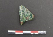 Un fragmento de vidrio mosaico, nuevo hallazgo en la Campa Torres, en Gijón