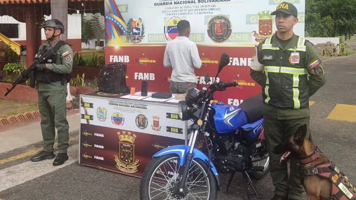 Detenido sujeto que transportaba un kilo de marihuana