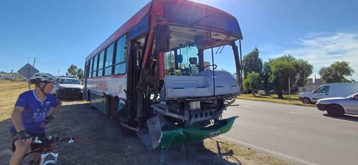 Fuerte choque entre un camión y un colectivo: el acoplado terminó volcado
